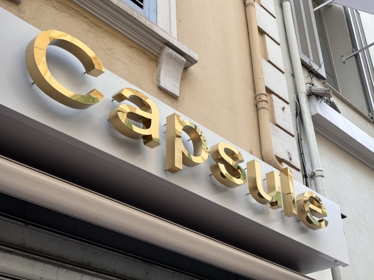 Réalisation d'une enseigne lumineuse pour un magasin de  prêt-à-porter à Cannes, Cannes, L'impression Cannoise